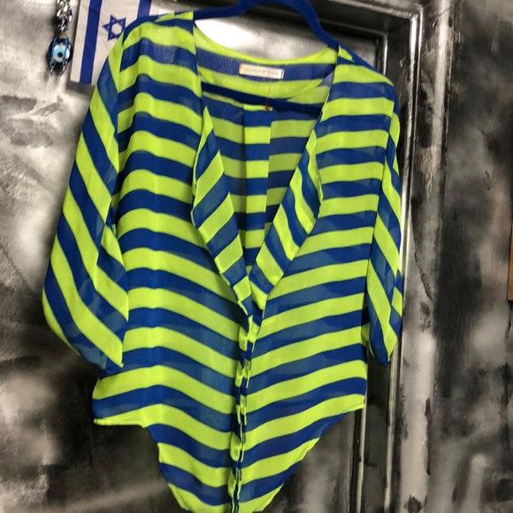 Trendy Top for Any Mood or Attitude ๐ - Picture 3 of 6